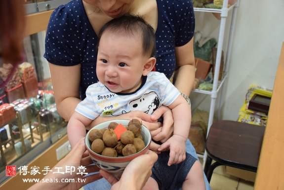 劉寶寶(新北永和區嬰兒寶寶滿月剃頭理髮、免費嬰兒剃胎毛儀式吉祥話)。中國風會場，爸媽寶貝免費穿「日中韓」古裝禮服。專業拍照、DVD光碟、證書。★購買「臍帶章、肚臍章、胎毛筆刷印章」贈送：剃頭、收涎、抓周，三選一。 2015.10.30 照片7